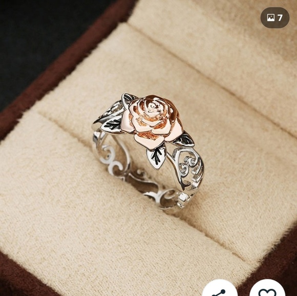 Jewelry - 🆕️ Gorgeous Rose Gold Floral Ring Sz 8